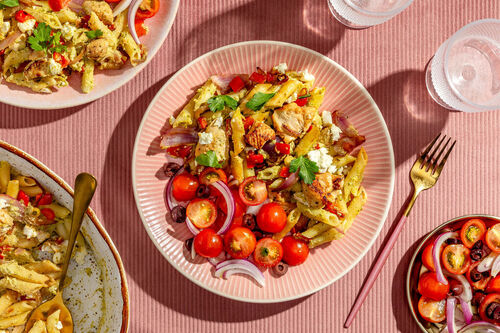 Pasta-Gratin mit Bio-Hähnchen und Feta griechische Art mit Tomaten-Oliven-Salat