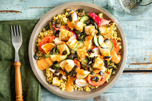 Bio-Hähnchen mit Kürbiskernen auf Bulgur mit Tahini-Sriracha-Dressing