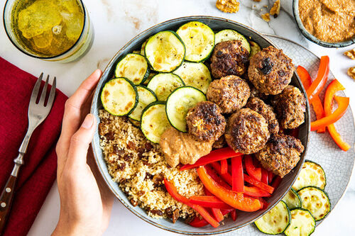 V3: Bowl mit Feta-„Hackbällchen“ auf Rosinen-Couscous mit Muhammara