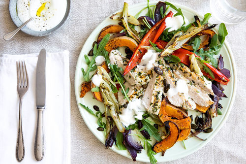 V: Bunter Bio-Hähnchen-Salat mit geröstetem Gemüse und Estragon