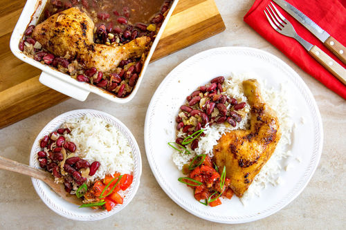 Karibische Hähnchenkeulen mit Bohnen, Reis und Tomatensalsa