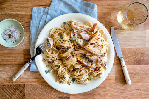 Hähnchen-Spaghetti mit Oregano und getrockneten Tomaten