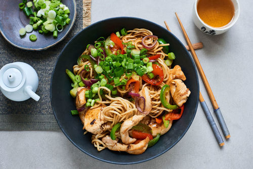 Schnelle Asia-Bratnudeln mit Hähnchen und Gemüse