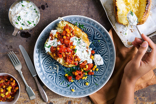 Gefüllte Kumpir-Kartoffeln mit Paprika-Sugo und Kräuterjoghurt