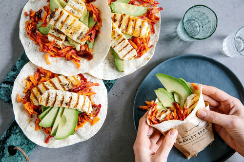 Avocado-Halloumi-Wrap mit buntem Karottensalat