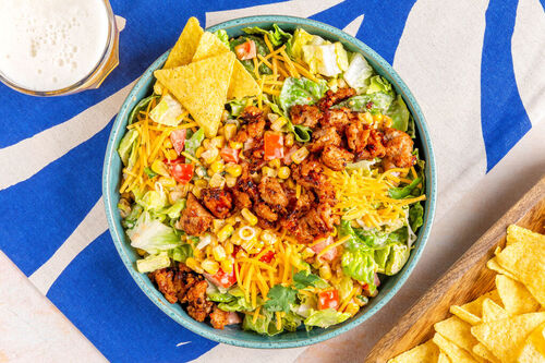 Vegetarischer Taco-Hack-Salat mit Cheddar und Koriander-Limetten-Dressing