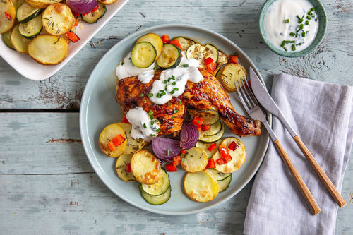 Knusprige BBQ-Hähnchenschenkel mit Ofengemüse und Joghurtdip