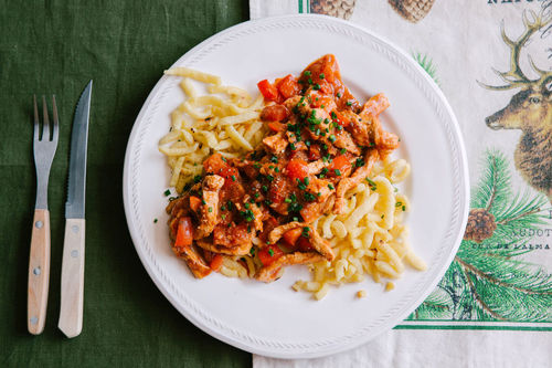 Paprika-Schweinegulasch mit frischen Spätzle