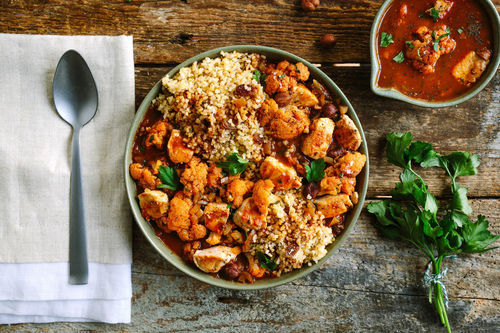 Hähnchenragout mit Haselnuss auf Bulgur mit Petersilie