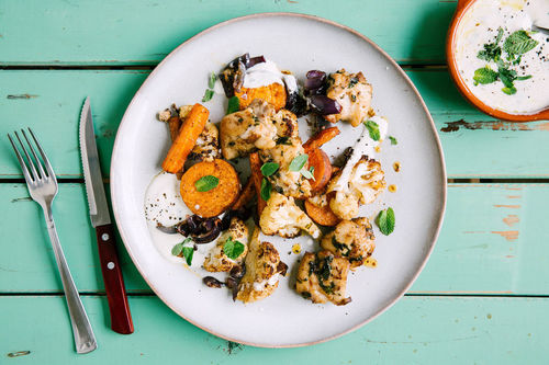 Zitronen-Oregano-Hühnchen mit Ofengemüse und Tahinisauce