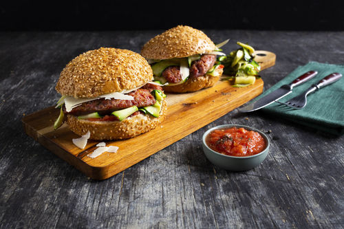 Saftige Salsiccia-Burger mit gebackener Zucchini
