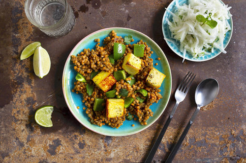 Gebackener Paneer und Paprika auf Linsen-Dal, dazu Kohlrabisalat