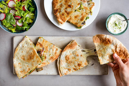 Zucchini-Pilz-Quesadillas mit Limettendip und Salat