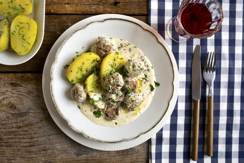 Königsberger Klopse aus Rind mit Salzkartoffeln und Schnittlauch