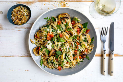 Rucola-Champignon-Tagliatelle mit Kräuterbröseln und Mozzarella