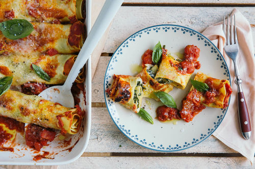 Gefüllte Nudelrolle mit Frischkäse und Spinat