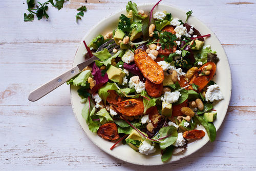 Gerösteter Karottensalat mit Cannellinibohnen und Avocado