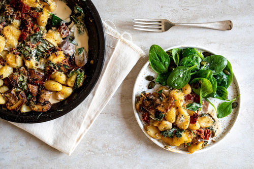 Gnocchi-Champignon-Auflauf mit Spinat-Kürbiskern-Salat