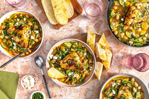 XXL: Hähnchenkeule auf buntem Bohneneintopf mit aromatischen Kräutern, Feta und Röstbrot