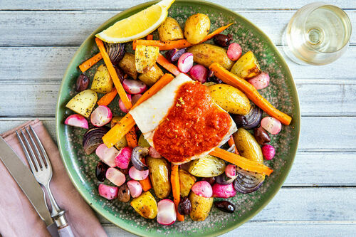 <650kcal: Seehecht mit Harissa und Zitrone dazu gebackenes Kartoffel-Radieschen-Gemüse
