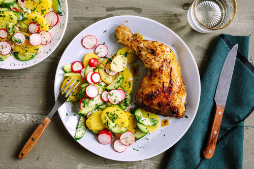 Würzige Brathähnchenkeule mit lauwarmem Kartoffel-Gurken-Salat