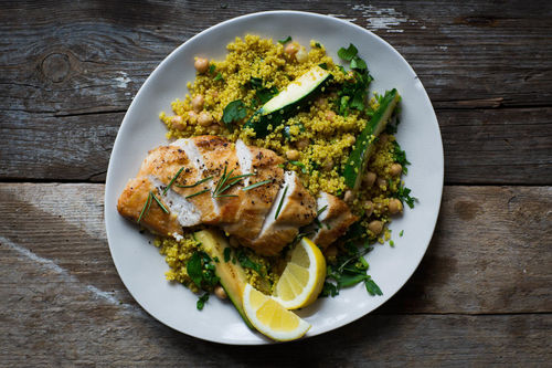 Orientalisches Hähnchen mit Zucchini-Quinoa-Salat