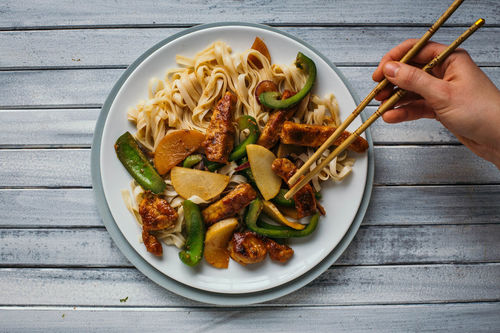 Glasiertes Teriyaki-Schwein mit Reisbandnudeln und Rettich