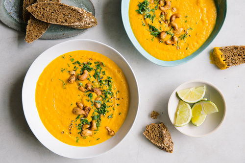 Karotten-Ingwer-Cremesuppe mit Kokosmilch, Limette und Cashews