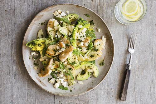 Avocado-Hähnchen-Salat mit Feta und Mandelblättchen
