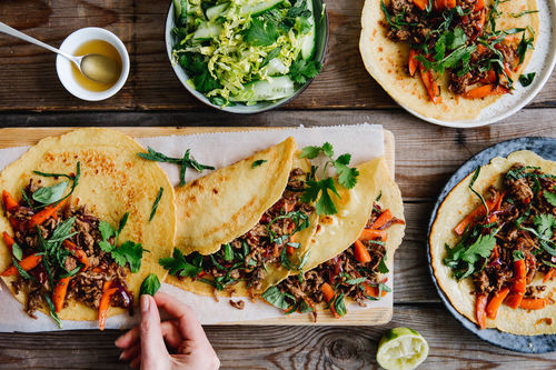 Rindfleisch-Ponzu-Pfannkuchen mit Romana-Gurken-Salat