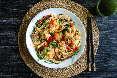 Chicken Pad Thai mit knackigem Gemüse und Tamarinde