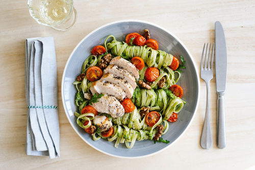 Hähnchen-Pasta mit Rucolapesto und gerösteten Walnüssen