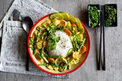 Vegetarisches Thai-Curry mit grünen Bohnen und Pak Choi