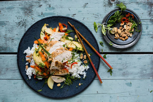 Thai-Hähnchensalat mit Apfel auf Sushireis