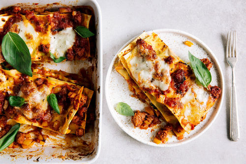 Herzhafte Chorizo-Lasagne mit Basilikum und Mozzarella