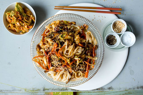 Asiatische Reisbandnudeln mit Chinakohl und Shiitakepilzen