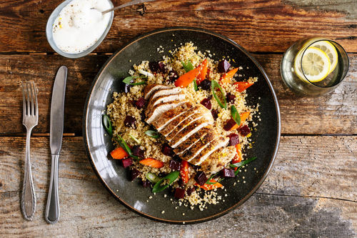 Orientalisches Hähnchenfilet auf winterlichem Quinoasalat