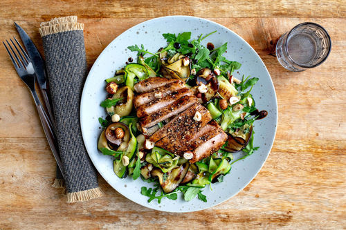 Glasiertes Schweinesteak mit Auberginen-Zucchini-Salat