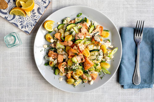 Zitronige Räucherlachs-Gnocchi mit Ricotta-Zucchini-Sauce und Dill