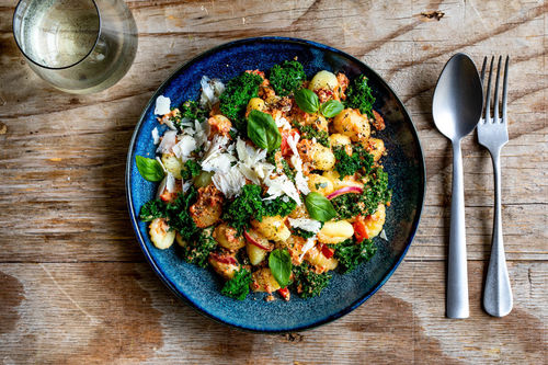 Deftige Grünkohl-Gnocchi in cremiger Paprika-Tomaten-Sauce