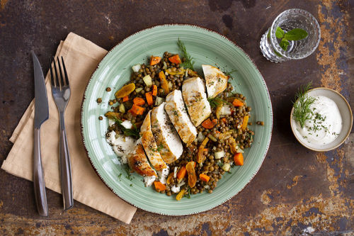 Zartes Hähnchenbrustfilet mit Linsengemüse und Tahinidressing