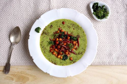 Winterliche Brokkolicremesuppe mit gerösteten Kichererbsen