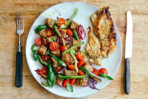 Gebratene Bio-Hähnchenbrust mit italienischem Tomaten-Brot-Salat