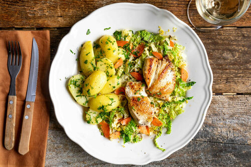 V: Zarte Schnitzel vom Bio-Huhn mit Rahmwirsing und Kartoffeln
