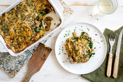 Feine Spinat-Pilz-Lasagne überbacken mit Schnittlauch und Käse