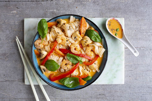 Malaysische Garnelen-Laksa mit Reisbandnudeln und Basilikum