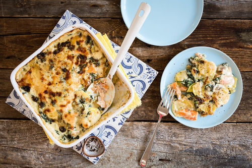 Räucherlachs-Spinat-Auflauf mit Kartoffeln und Käse