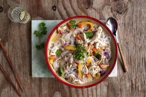 Satay-Hähnchensuppe mit Glasnudeln und Gemüse