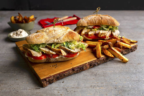 Herzhaftes Hähnchenbaguette mit Ofenkartoffeln und Cremedip