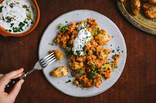 Hähnchen auf Bulgur-Pilaw mit Zucchini, dazu Joghurtdip